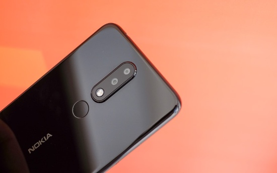 Nokia 5.1 Plus cũng sở hữu cụm camera kép ở mặt sau độ phân giải lần lượt 13MP và 5MP, trong đó ống kính camera thứ hai sử dụng cảm biến chiều sâu, cho phép tạo ra những bức ảnh mang phong cách chuyên nghiệp khi sử dụng chế độ xóa phông “bokeh” và chế độ chỉnh sáng khi chụp ảnh chân dung … 