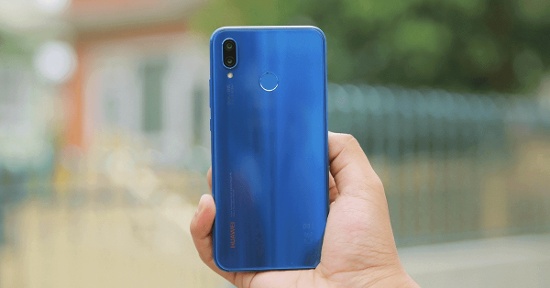 Đặc biệt mặt lưng của Huawei Nova 3e được phủ lớp sơn có khả năng tạo hiệu ứng màu sắc thay đổi tùy theo góc nhìn và hướng ánh sáng chiếu vào, nhìn rất đẹp độc đáo mà không đối thủ nào có được. 