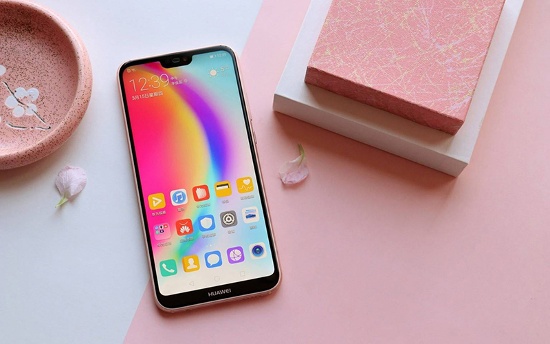 Huawei Nova 3e sở hữu màn hình hiển thị chất lượng với kích thước 5,84 inch, độ phân giải Full HD+ với tỉ lệ 19:9. Màn hình tràn viền với tai thỏ khá nhỏ, cùng công nghệ cải tiến CE giúp màu sắc trở nên chính xác hơn và tông màu tự nhiên hơn. 