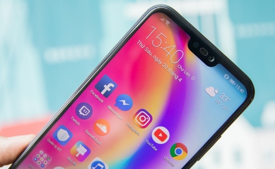 Về cấu hình, Nova 3e cũng đứng đầu danh sách với chip xử lý Kirin 659, RAM 4GB và 64GB bộ nhớ trong, đi kèm viên pin dung lượng 3.000mAh và hỗ trợ tính năng sạc nhanh, đây cũng là thiết bị duy nhất sở hữu công nghệ sạc nhanh này.