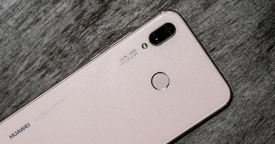 Huawei Nova 3e có camera trước 16MP và camera kép sau 16MP + 2MP cùng ống kính bokeh chuyên nghiệp, tích hợp công nghệ AI với nhiều tính năng làm đẹp, hiệu ứng AR mang lại những trải nghiệm chụp và trang trí hình sáng tạo. 