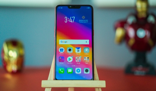 Oppo A3s: Mặc dù chỉ sở hữu vỏ nhựa, nhưng Oppo A3s vẫn rất nổi bật nhờ vỏ nhựa giả kính có độ bóng cao, cho cảm giác giống như bằng kính thật, đặc biệt là phiên bản màu đỏ rất bắt mắt và đẹp. 