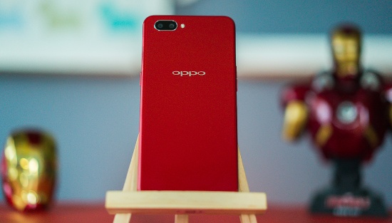 Nhấn mạnh vào nhu cầu giải trí nên Oppo trang bị cho A3s màn hình tai thỏ khá lớn với kích thước lên tới 6,2 inch cho trải nghiệm chơi game, xem phim, lướt web đã hơn. Độ phân giải đạt mức HD+ (720 x 1520 pixel) cho chất lượng hiển thị khá ổn. 