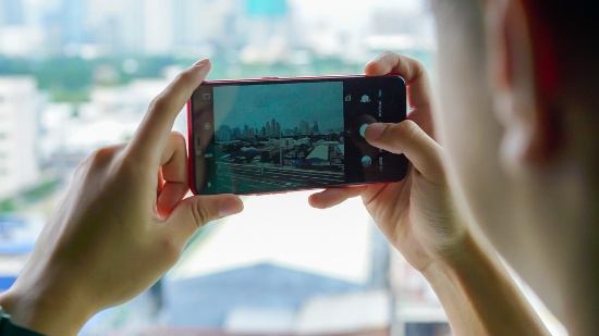 Là thiết bị giá rẻ nhưng Oppo A3s vẫn có cụm camera kép có độ phân giải 13 MP + 2 MP cho khả năng chụp ảnh chân dung xóa phông hiện đại. 