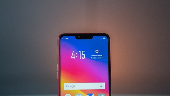 Phần tai thỏ chứa mặt trước là nơi đạt camera selfie 8 MP, hỗ trợ nhiều tính năng chụp ảnh như tự động làm đẹp khuôn mặt, chụp ảnh chân dung hay selfie với những sticker vui nhộn.