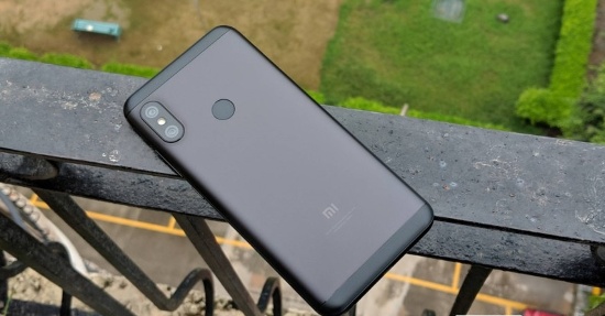 Xiaomi Redmi Note 6 Pro có thiết kế không có gì nổi bật và khá quen thuộc với vỏ kim loại nguyên khối, mặt lưng được làm bằng kim loại với hai miếng nhựa ở trên và dưới, đáng chú ý đây là chiếc điện thoại duy nhất trong danh sách có cổng hồng ngoại, cho phép điều khiển các thiết bị điện tử. 