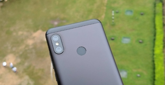 Điểm nhấn của Redmi Note 6 Pro chính là hệ thống 4 camera AI, với các tính năng  như “AI dynamic bokeh” và “AI portrait 2.0”. Đây cũng là thiết bị duy nhất có tới 4 camrea trong danh sách, camera kép ở phía sau 12 MP + 5 MP với khẩu độ f/1.9 và công nghệ Dual Pixel AF. Camera selfie gồm một cảm biến 20 MP và cảm biến độ sâu 2MP.