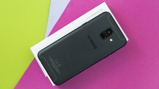 Samsung Galaxy A6 có thiết kế vỏ kim loại nguyên khối, màn hình 5,6 inch độ phân giải HD+ (720 x 1.480 pixel) như các đối thủ với tỷ lệ màn hình 18:9, nhưng viền màn hình vẫn khá dày, không tạo cảm giác màn hình lớn rộng như các đối thủ ở trên. 