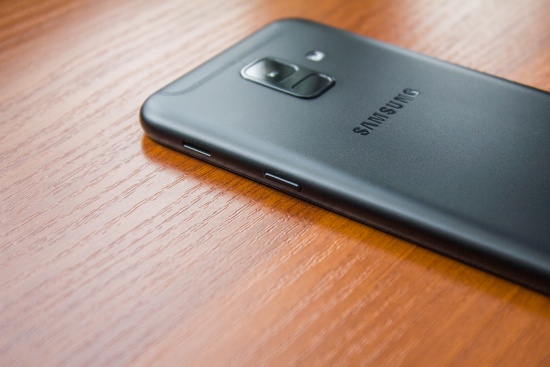 Điểm được đánh giá cao trên Samsung Galaxy A6 chính là khả năng chụp hình, mặc dù chỉ có một camera đơn ở mặt trước và sau. Mặt trước bao gồm máy ảnh 16 MP, khẩu độ f/1.9 cùng đèn flash LED hỗ trợ selfie đẹp hơn trong điều kiện thiếu sáng. 