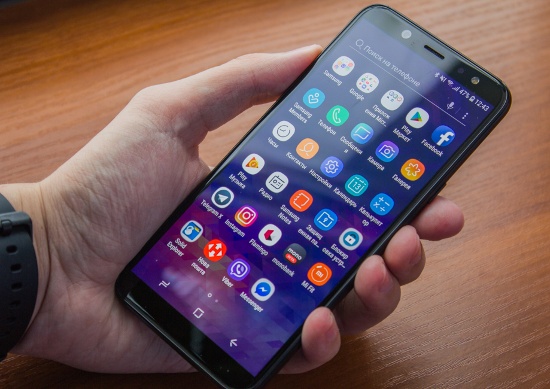Camera chính mặt sau của Galaxy A6 2018 độ phân giải 16 MP khẩu độ f/1.7, cho khả năng chụp thiếu sáng tốt hơn, tích hợp đèn flash LED cùng với cảm biến vân tay một chạm và còn hỗ trợ mở khoá nhận diện khuôn mặt.