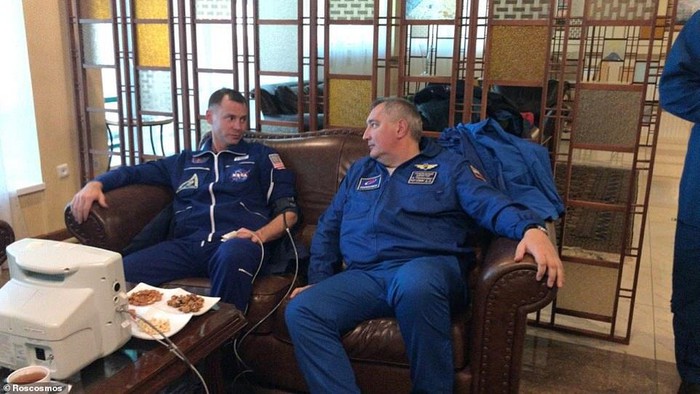 Hai nhà du hành được kiểm tra sức khỏe sau vụ tai nạn. Ảnh: Roscosmos