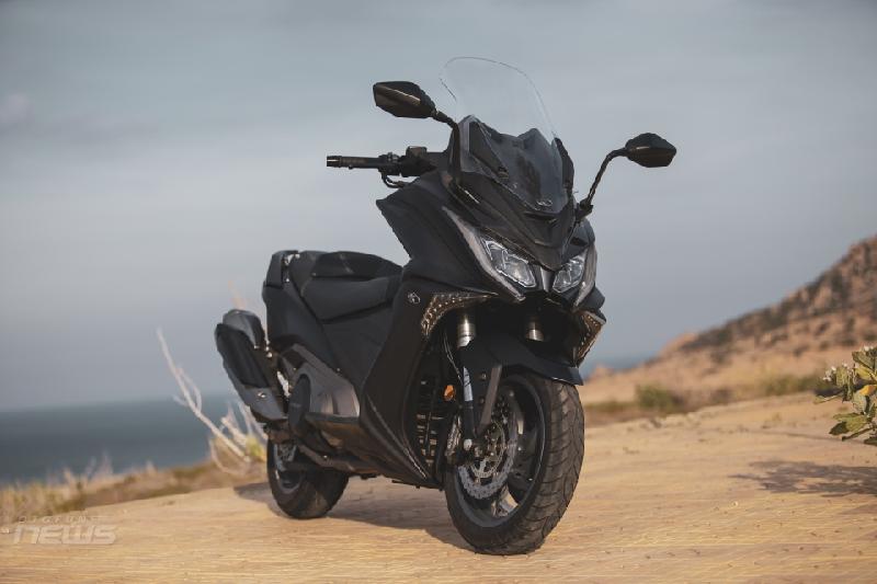AK550 sở hữu vẻ ngoài nam tính với nhiều đường nét góc cạnh.