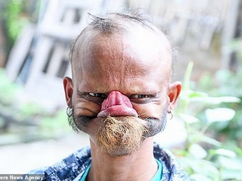 Người đàn ông kỳ lạ có thể dùng lưỡi liếm tới trán