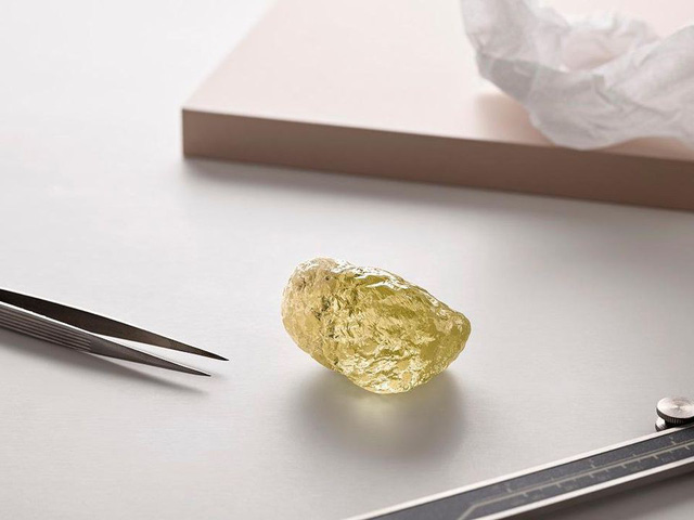 Đào được viên kim cương màu vàng 552 carat siêu hiếm từ trước đến nay
